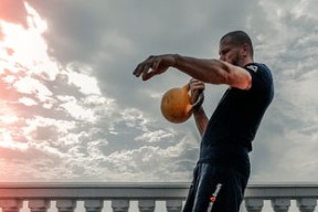 开云体育官方网站-詹姆斯亲自指导小将完成训练动作，詹姆斯训练有多刻苦