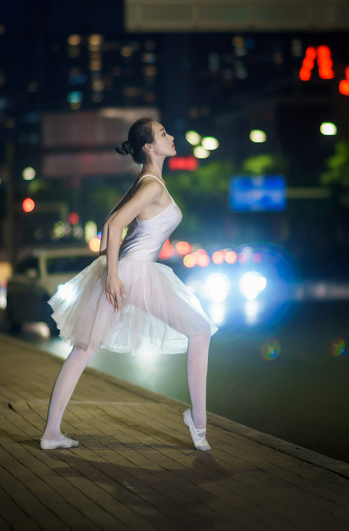 “海岸线飙风：沿海高速的视觉震撼”，海岸线100公里